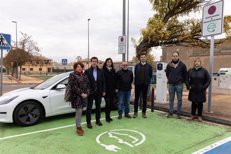 De izquierda a derecha: Maite Garbayo, alcaldesa de Olite; Mikel Irujo, consejero de Desarrollo Económico; Uxue Itoiz, directora general de Industria, Energía y Proyectos estratégicos S4; Jorge Bacaicoa, presidente Mancomunidad de Mairaga; Jorge Ríos, CEO de ETECNIC; Alejandro Antoñanzas, concejal de Olite; y María Songorri, concejala de Olite