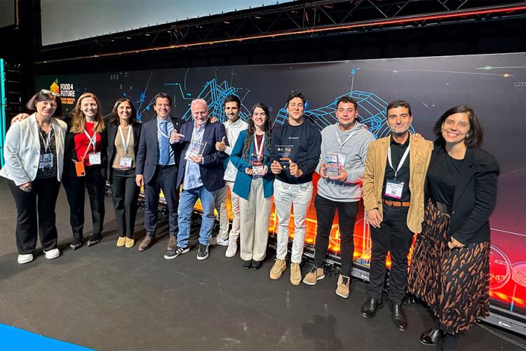 El consejero Irujo y Uxue Itoiz, junto al equipo de CEIN y las empresas premiadas.