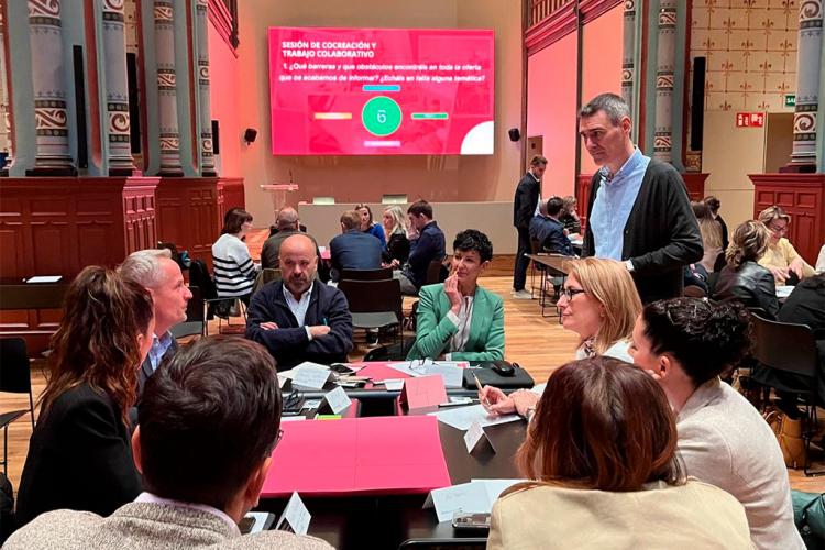 Sesiones de trabajo en grupo de la mesa de trabajo de Inclusión y Capacitación Digital celebrada esta mañana en Pamplona
