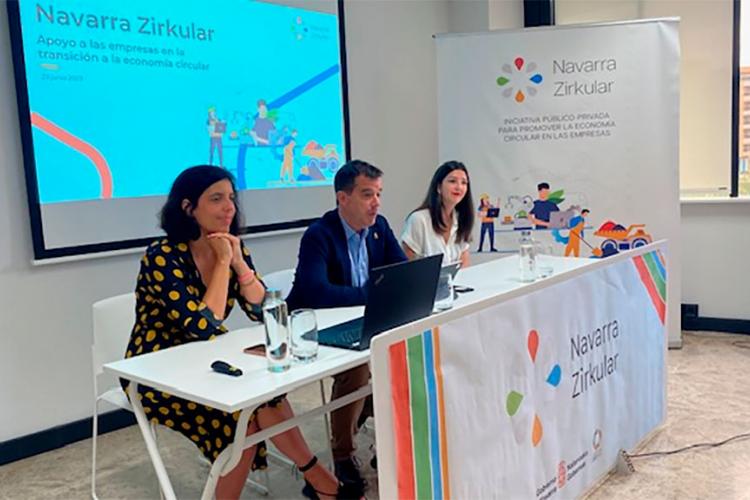 La directora general de Transición energética, Proyectos estratégicos y S4, Uxue Itoiz; el consejero de Industria y de Transición energética y digital empresarial, Mikel Irujo; y la consultora de la empresa licitadora de Navarra Zirkular, Rebeca Arnedo, durante la presentación de los diagnósticos de Navarra Zirkular