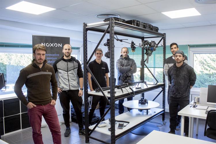 La plantilla de Noxon posa en sus instalaciones