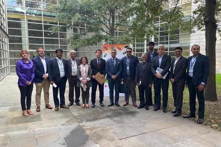 El consejero Irujo, con miembros de las delegaciones navarra e india.