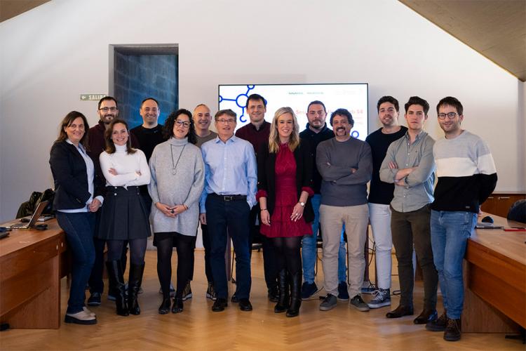 La directora general Garbiñe Basterra, junto a representantes de las empresas participantes.