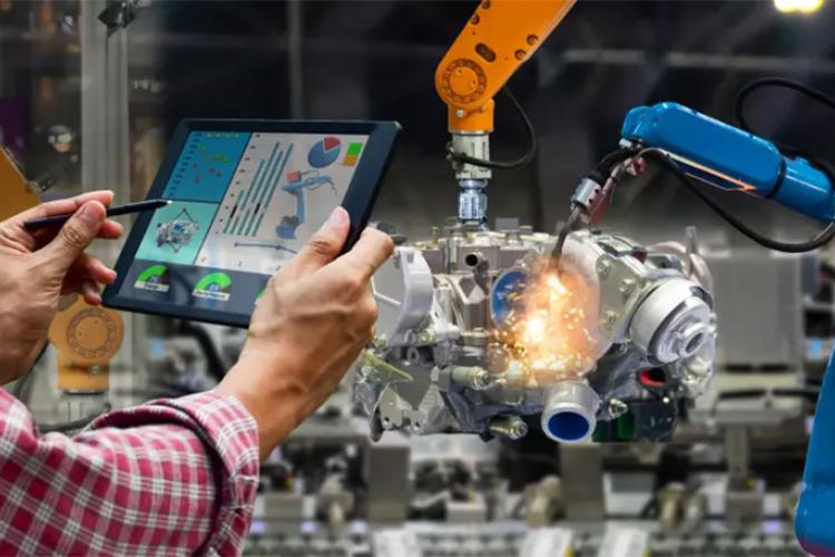 Operario maneja un brazo robótico a través de una tableta