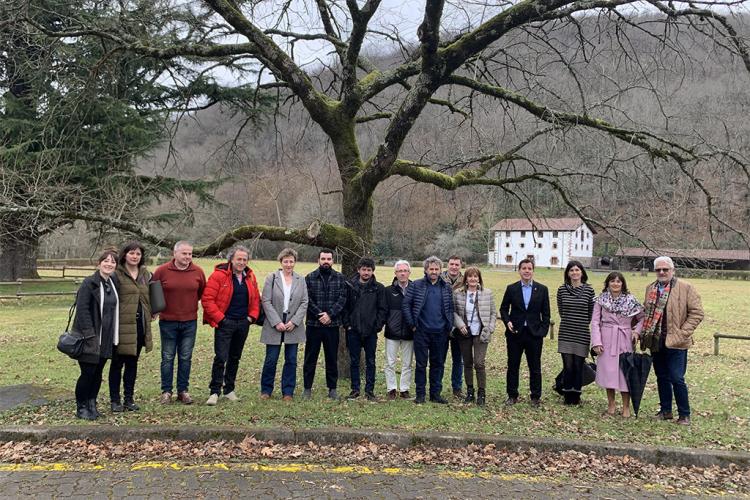 El encuentro del consejero, Mikel Irujo, con representantes de empresas turísticas de Baztan Bidasoa como Arantza Hotela, Irrisarri Land, Balneario Elgorriaga, BKZ, Cuevas de Urdax, OIT Bertiz, Santxotena, y la asociación Cederna Garalur