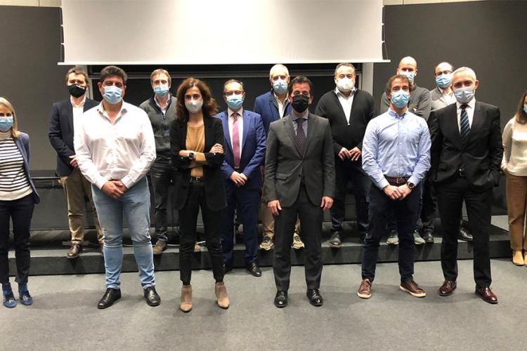 El consejero Irujo (centro) con las y los representantes del Gobierno de Navarra y papeleras navarras que han participado en la reunión