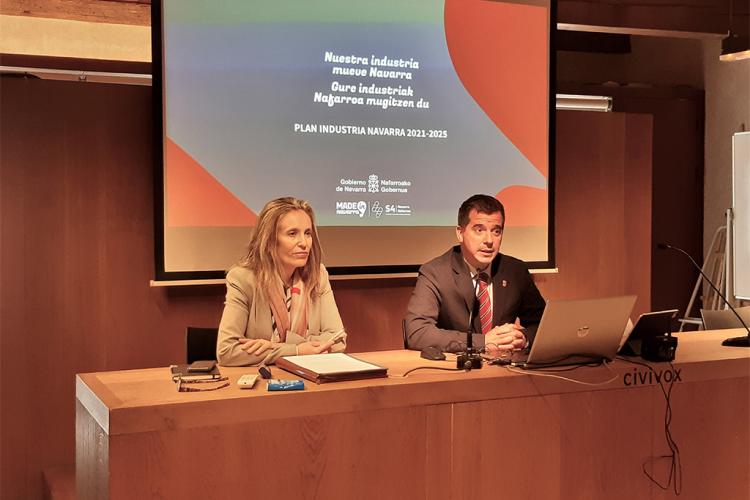 El consejero de Desarrollo Económico y Empresarial, Mikel Irujo, y la directora general de Política de Empresa, Proyección Internacional y Trabajo, Izaskun Goñi, durante la presentación del Plan de Industria Navarra 2021-2025 en Civivox Condestable.