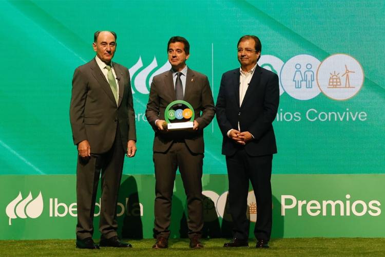 Mikel Irujo, consejero de Desarrollo Económico y Empresarial, junto a Ignacio Galán, presidente de Iberdrola, Guillermo Fernández Vera, presidente de la Junta de Extremadura y el resto de premiados.