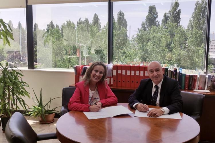 De izquierda a derecha, la directora general Izaskun Goñi y el director gerente de la Fundación Navarra para la Excelencia, Marino Barasoain, en el momento de la firma.
