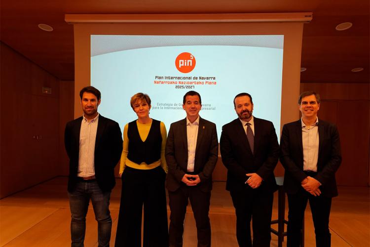 De izda a dcha: Javier Fernández, CEO de Kunak; Miren Ausin, directora del Servicio de Proyección Internacional; el consejero Irujo;  el director general de Fomento Empresarial, Iñigo Arruti; y el jefe de la Unidad de Negocio de Teraherzios en das-Nano; Israel Arnedo.