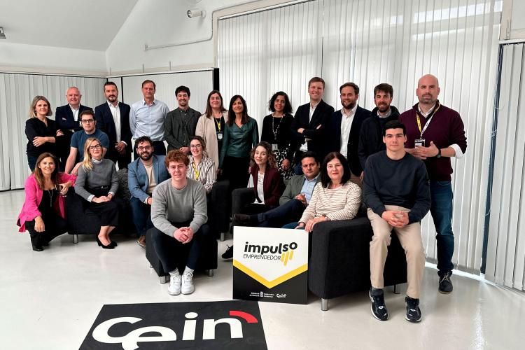 En el centro, la directora gerente de CEIN, María Sanz de Galdeano, y la directora general de Energía, I+D+i empresarial y Emprendimiento, Uxue Itoiz, junto con las empresas participantes en Impulso emprendedor y sus mentores