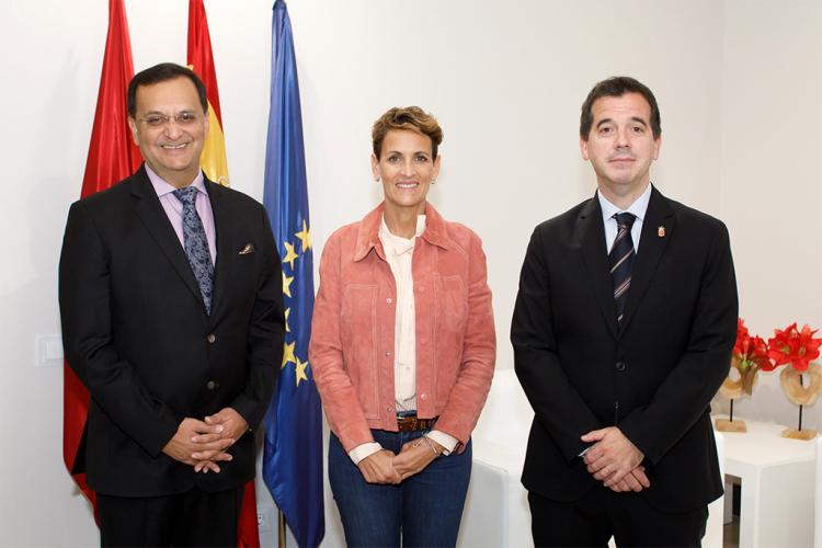 El embajador de India, Dinesh Patnaik; la Presidenta de Navarra, María Chivite, y el consejero de Desarrollo Económico y Empresarial, Mikel Irujo.