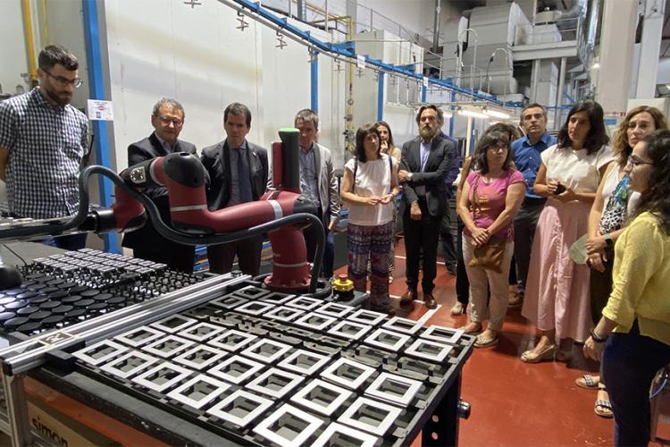 El consejero Irujo y la directora general Uxue Itoiz, junto al resto de participantes del consorcio, mientras conocen las funcionalidades del proyecto AiRob