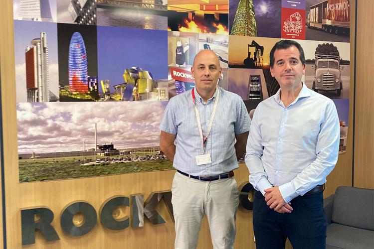 Santiago Osés, director de la planta, y Mikel Irujo, Consejero de Desarrollo Económico y Empresarial