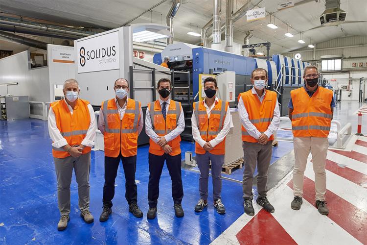 De izquierda a derecha: Rafael Lacasa , director de la  fábrica Solidus San Andrés; Simón Roda, director general de Solidus Sur; Mikel Irujo, consejero de Desarrollo Económico y Empresarial; Ignacio Aguado, director de la fábrica Solidus Videcart; Fernando Canales, director de Calidad de Solidus Sur, y Esteban Puig, director de Compras de Solidus Sur