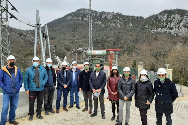 Representantes del Gobierno de Navarra, entidades locales e Iberdrola, en un momento de la visita a la subestación eléctrica situada en los alrededores de Aribe