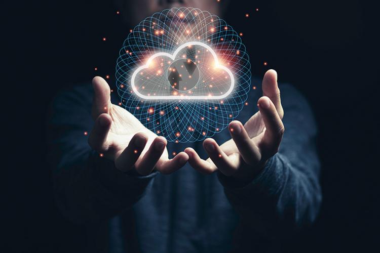 Dos manos humanas bajo una nube digital envuelta en una esfera de líneas levitando sobre las manos