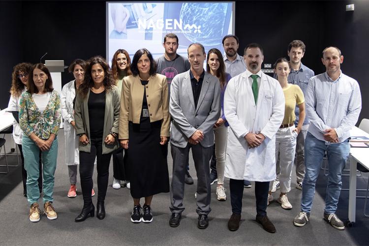 La directora general de Energía, I+D+i empresarial y Emprendimiento, Uxue Itoiz, junto con los técnicos de Gobierno de Navarra, Navarrabiomed, el Hospital Universitario de Navarra, el Instituto de Salud Pública y Laboral de Navarra y la empresa NNBi, durante la visita final de proyecto. 