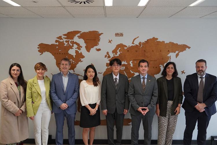 El consejero Irujo, con representantes de la delegación de Taiwan, y Eduardo Aznar, de CENER; la directora general Uxue Itoiz y el director general Iñigo Arruti, y la directora del servicio de Proyección Internacional , Miren Ausín; e Irene Izarra, de la consultora Herrera&Zhang, especializada en China.