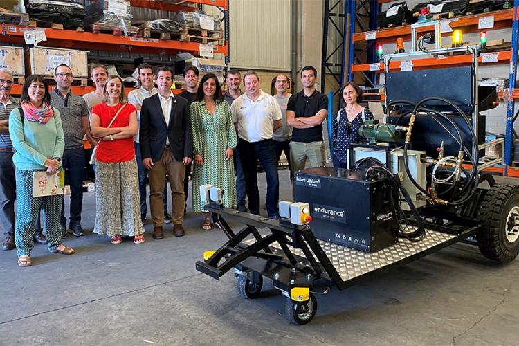 El consejero Irujo y la directora general Uxue Itoiz posan con responsables de las empresas del consorcio que han participado en el proyecto como Tecnacar, I3CODE y Permagsa, y con representantes de la UPNA y NAITEC