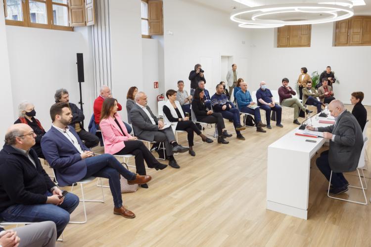 La presidenta Chivite y el vicepresidente Aierdi se dirigen a los y las representantes de las entidades locales de la Comarca de Pamplona