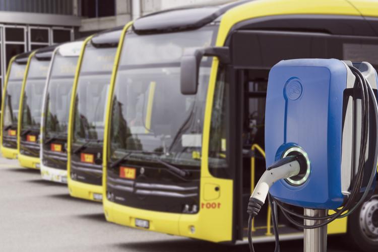 Flota de autobuses de pasajeros en un punto de recarga eléctrico