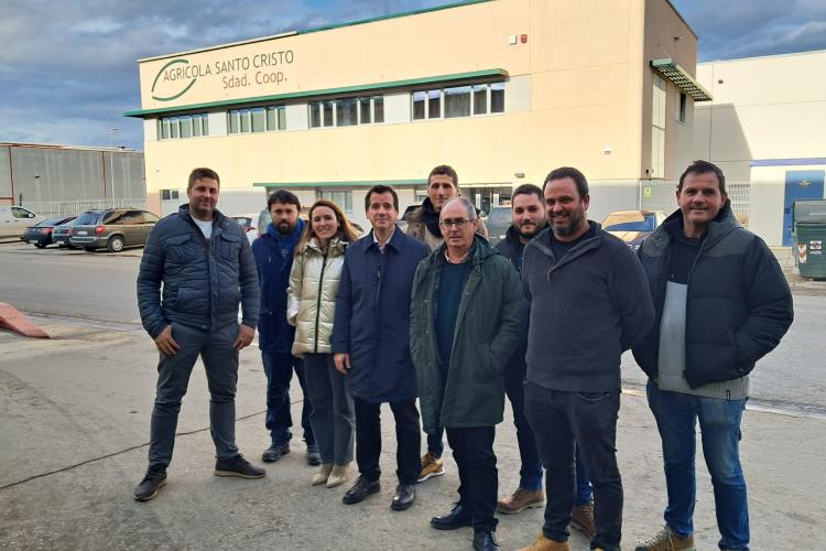 El consejero Irujo, junto a Nati Luqui, actual gerente de la cooperativa, el gerente saliente Pedro Ángel Redondo y una pequeña representación de sus socios. 