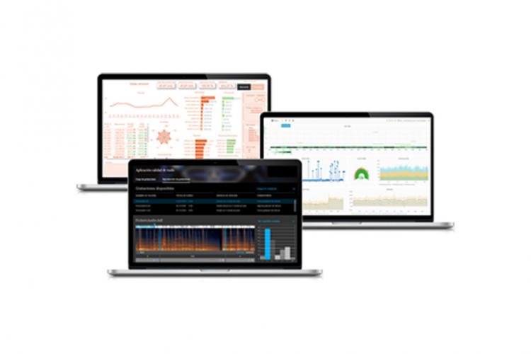 Tres ordenadores portátiles mostrando tres interfaces de programas informáticos.