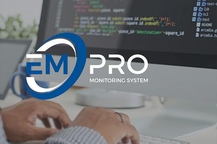 Imagen donde se ven unos brazos pulsando teclas en un teclado. También se ve un monitor con una imagen que muestra, sobre fondo negro, código de programación en múltiples colores. El logo de EMPRO se muestra sobre la imagen, centrado.