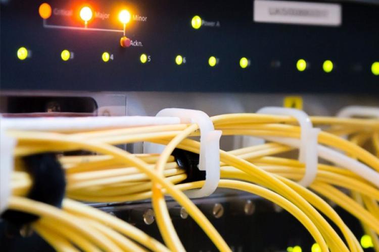 Multitud de cables amarillos bien ordenados conectados a un equipo