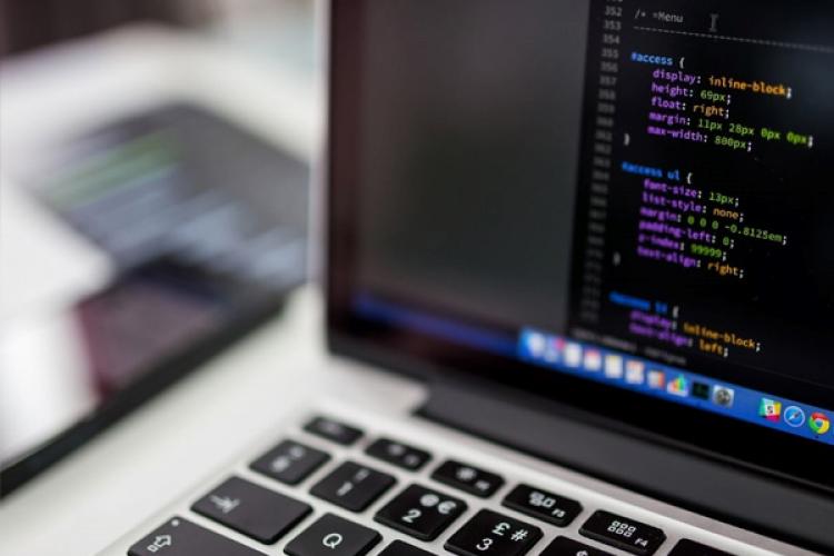 Ordenador portátil con código de programación en la pantalla. 