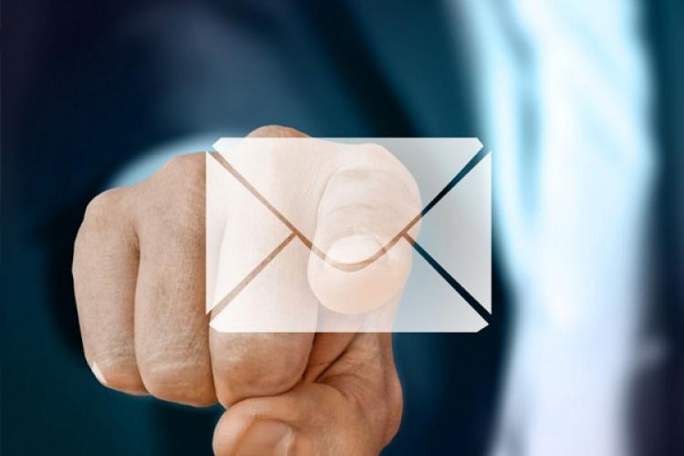 Mano toca un icono-holograma de un sobre