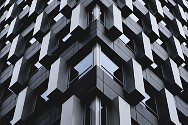 Imagen del exterior de un edificio de oficina. Éste está formado por formas rectangulares sobresalientes de la estructura.