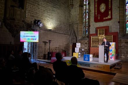El consejero Irujo se dirige al público participante en el evento.
