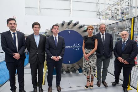 De izquierda a derecha: José Luis Blanco, responsable de Nordex Group; José Entrecanales, director financiero y de sostenibilidad de Acciona; el consejero Irujo; la Presidenta Chivite; José Manuel Entrecanales, CEO de Acciona; y Luis Solla, responsable de Nordex Electrolyzers