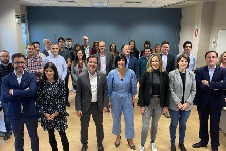 El consejero Irujo, junto al resto de participantes en la presentación. 