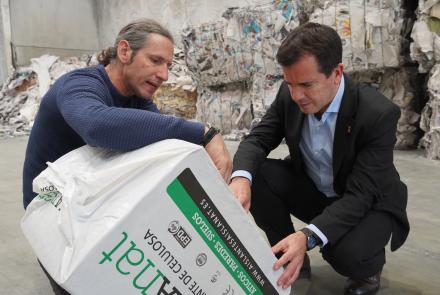 Julen Puncel, director de Producción y Operaciones de 'Aislanat', explica al consejero parte del proceso de trazabilidad y fabricación del aislante de celulosa.