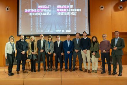 El consejero Irujo (en el centro) acompañado de participantes en las jornadas 'Amenazas y Oportunidades para la Industria Navarra'.