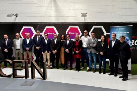 El consejero Irujo, en el centro, junto a la directora general de Energía, I+D+i Empresarial y Emprendimiento, Garbiñe Basterra; el director general de Fomento Empresarial, Iñigo Arruti; la directora de gerente de CEIN, Uxue Itoiz; el director de Advanced, Albert Planas; y representantes del tejido empresarial navarro y de empresas visitante. 