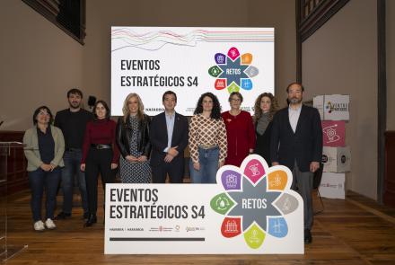 El consejero Irujo y la directora general Basterra, con participantes en el primer Evento Estratégico, Centrado en el Reto IDEA.