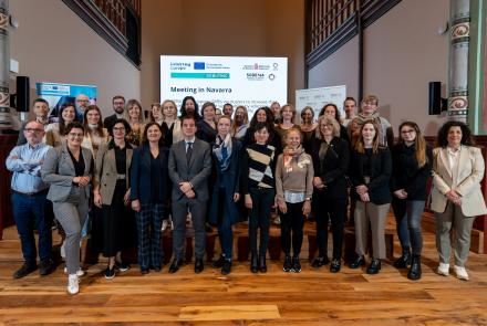 El consejero Irujo, junto a las y los representantes de las 9 regiones socias del proyecto y otras personas participantes de la jornada.