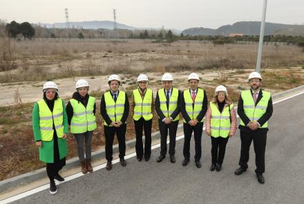 De izquierda a derecha: La directora general de Industria, Energía y Proyectos Estratégicos S4, Uxue Itoiz; la alcaldesa de Sangüesa, Lucía Echegoyen; el consejero de Desarrollo Económico y Empresarial, Mikel Irujo; la Presidenta de Navarra, María Chivite; el director ejecutivo de ACCIONA Energía y Presidente de ACCIONAPLUG, Rafael Mateo; el director ejecutivo de ACCIONAPLUG, Alan Ripa; la presidenta del Concejo de Rocaforte, María Eugenia Pérez Iriarte, y el director técnico de ACCIONAPLUG, Rubén Román.