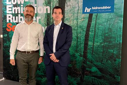 El consejero de Desarrollo Económico y Empresarial, Mikel Irujo, junto al director general de Hidrorubber, Jon Angulo