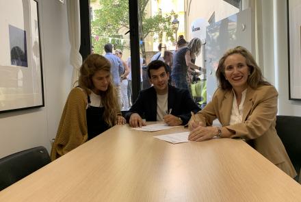 La gerente de AJE Navarra, Adriana Eransus; el presidente de AJE Navarra, Alberto Alonso, y la directora general de Política de Empresa, Proyección Internacional y Trabajo, Izaskun Goñi.
