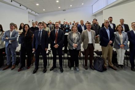 El consejero Irujo junto al director general de Fomento Empresarial e Infraestructuras, Iñigo Arruti; Isabel Pérez, directora de Ciencia, Tecnología e Innovación de la Agencia Espacial Española; representantes de Laseme y de las empresas del sector. 