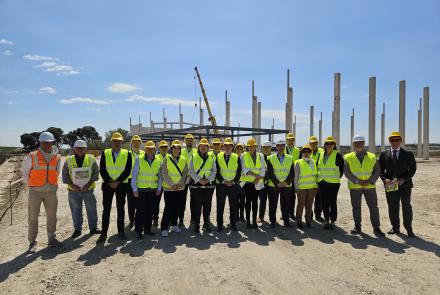 En el centro, el consejero Irujo, junto al resto de participantes en la visita