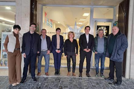 De izda a dcha:  Ana Benito (miembro de la Junta de la Asociación de comerciantes), Pablo Ezcurra, José Flamarique (presidente de la Asociación de Comerciantes); Loreto San Martín (gerente de la Asociación);  Maribel Ausejo (Junta de la Asociación); el consejero Irujo; Víctor Napal (miembro de la Asociación); y Jorge Ruiz (miembro de la Junta de la Asociación).