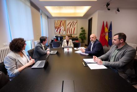 De izquierda a derecha: la consejera Maeztu, el consejero Irujo, la Presidenta, el consejero Arasti y el director general de Desarrollo Rural, Rubén Goñi, durante la reunión en el despacho presidencial. 