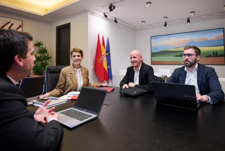 Reunión de la Presidenta con representantes del ENERCLUSTER, con la presencia de Mikel Irujo.
