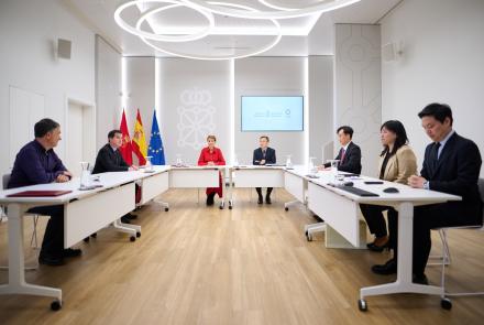 Imagen del inicio de la reunión entre representantes de Mobis junto a la presidenta, María Chivite, y el consejero de Industria y de Transición Ecológica y Digital Empresarial, Mikel Irujo.